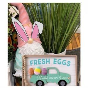 🐣 Farmhouse Truck With Farm Fresh Eggs Sign